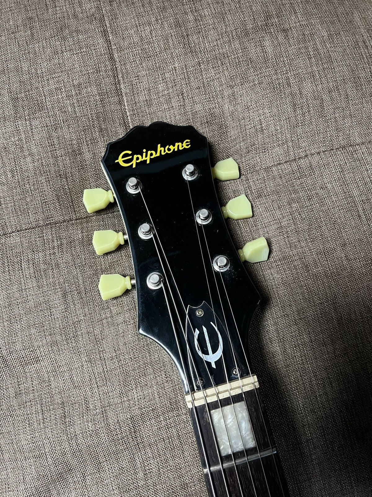 Epiphone Wilshire Phant-O-Matic in Antique Ivory