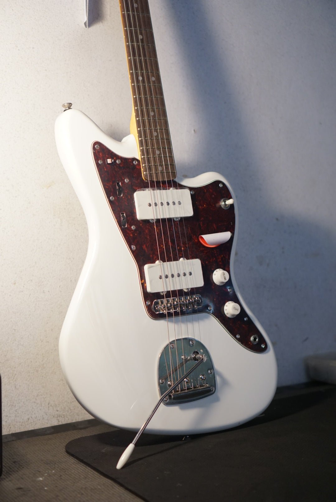 Squier Classic Vibe 60s Jazzmaster Electric Guitar, Laurel FB, Olympic White