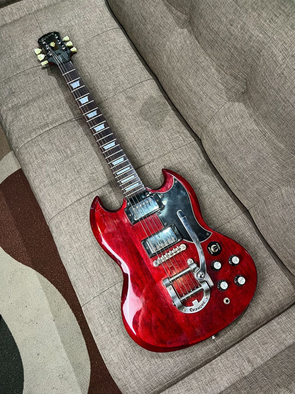 Epiphone SG bigsby スタイル 美品 Epiphone / Inspired by Gibson SG Standard Ebony エピフォン (横浜店