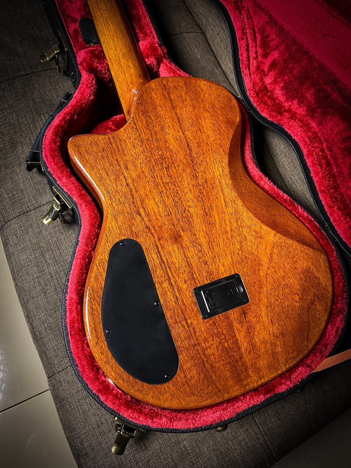 BROMO PUSION CRAFT HOLLOW BODY, NYLON STRINGS HYBRID PICK UP SYSTEM ROBUST MAHOGANY NECK ARCHED TOP HARD SHELL CASE
