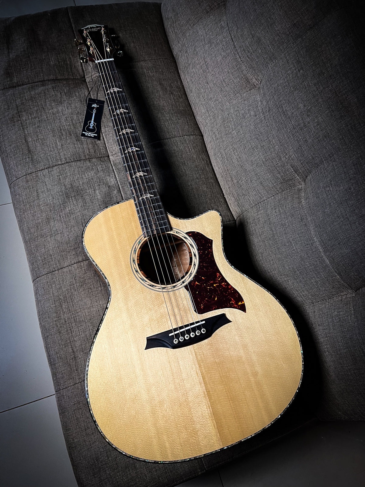 BROMO GRAND AUDITORIUM CUTANAY TOP SOLID, W/FISHMAN SONITONE PICKUP, W/HEAVY DUTY BAG, NATURAL
