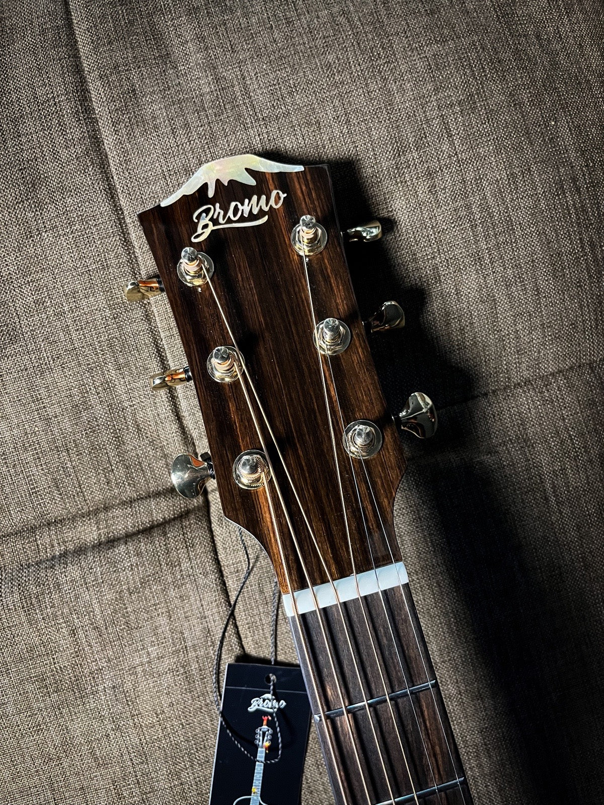 BROMO GRAND AUDITORIUM CUTANAY TOP SOLID, W/FISHMAN SONITONE PICKUP, W/HEAVY DUTY BAG, NATURAL