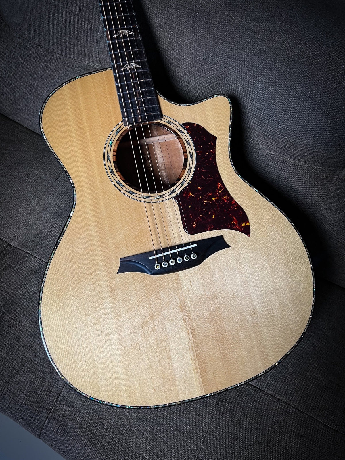 BROMO GRAND AUDITORIUM CUTANAY TOP SOLID, W/FISHMAN SONITONE PICKUP, W/HEAVY DUTY BAG, NATURAL