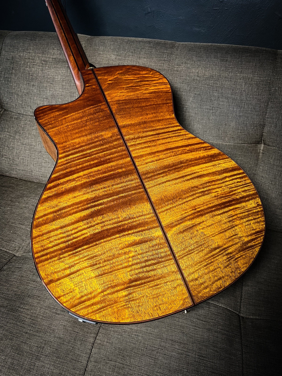 BROMO GRAND AUDITORIUM CUTANAY TOP SOLID, W/FISHMAN SONITONE PICKUP, W/HEAVY DUTY BAG, NATURAL