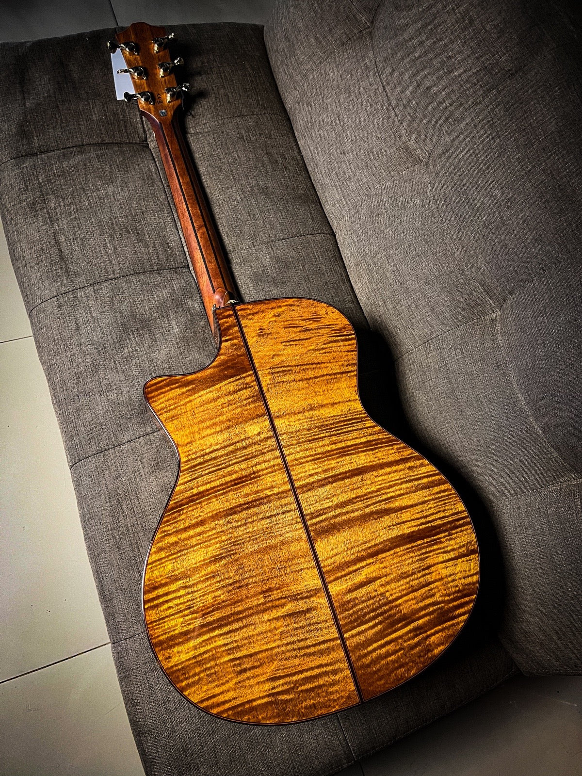BROMO GRAND AUDITORIUM CUTANAY TOP SOLID, W/FISHMAN SONITONE PICKUP, W/HEAVY DUTY BAG, NATURAL