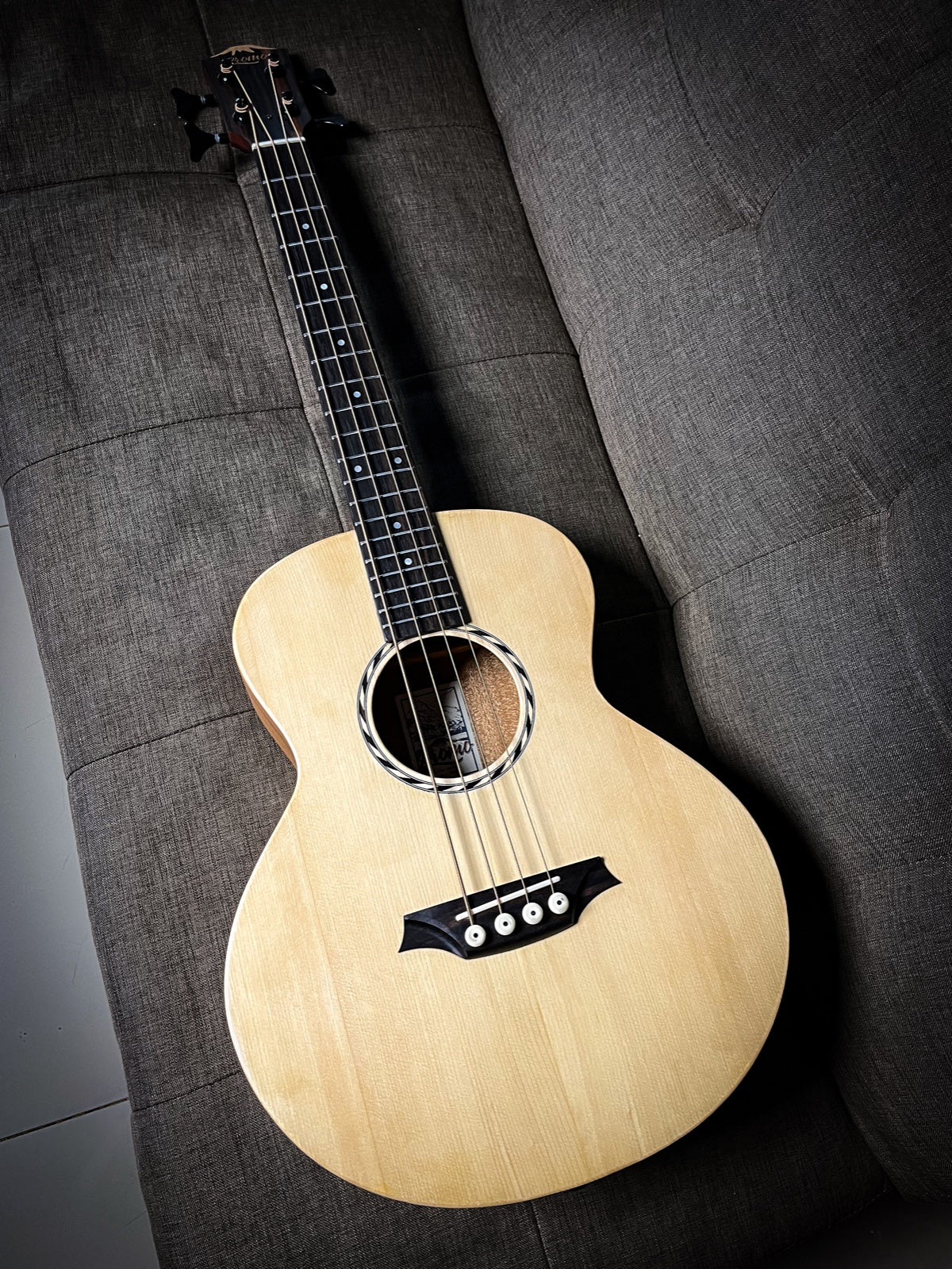 BROMO MINI JUMBO BASS, SOLID SPRUCE YOP, 4 STRINGS, W/ FISHIMAN SONITONE PICUP, W/BAG, NATURAL
