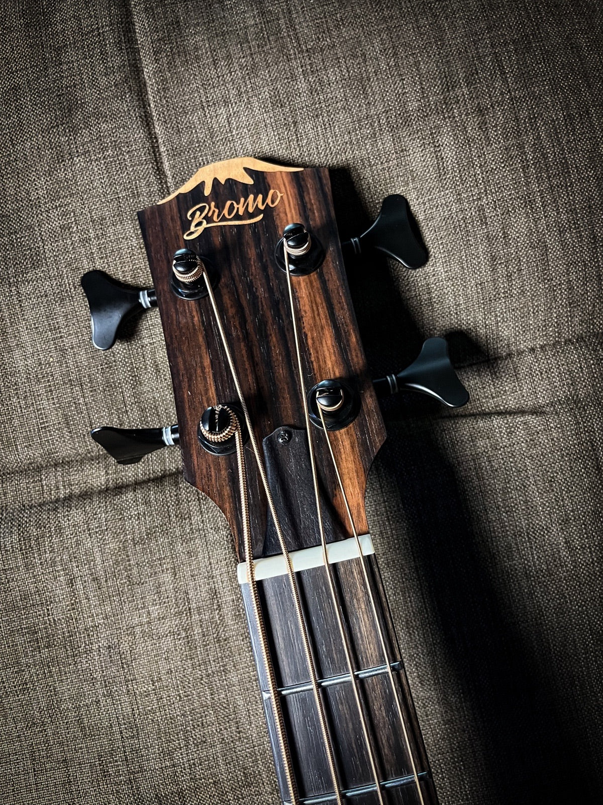 BROMO MINI JUMBO BASS, SOLID SPRUCE YOP, 4 STRINGS, W/ FISHIMAN SONITONE PICUP, W/BAG, NATURAL