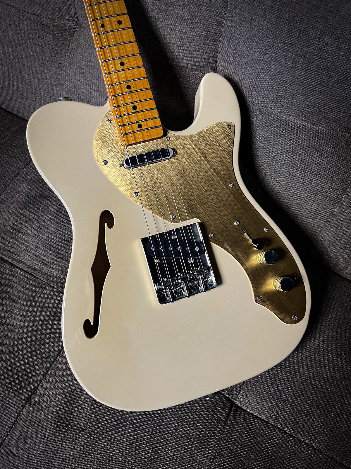 Squier FSR Classic Vibe 60s Telecaster Thinline Electric Guitar, Maple FB, Desert Sand