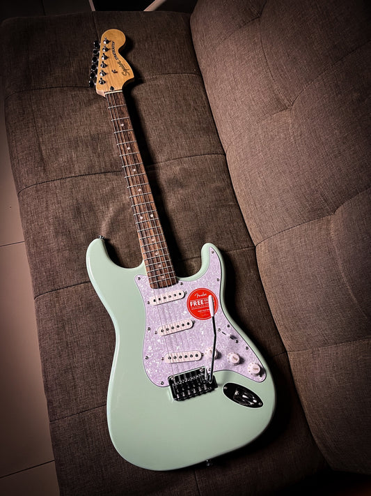 Squier FSR Affinity Series Stratocaster Guitar w/White Pearloid Pickguard,Laurel FB, Surf