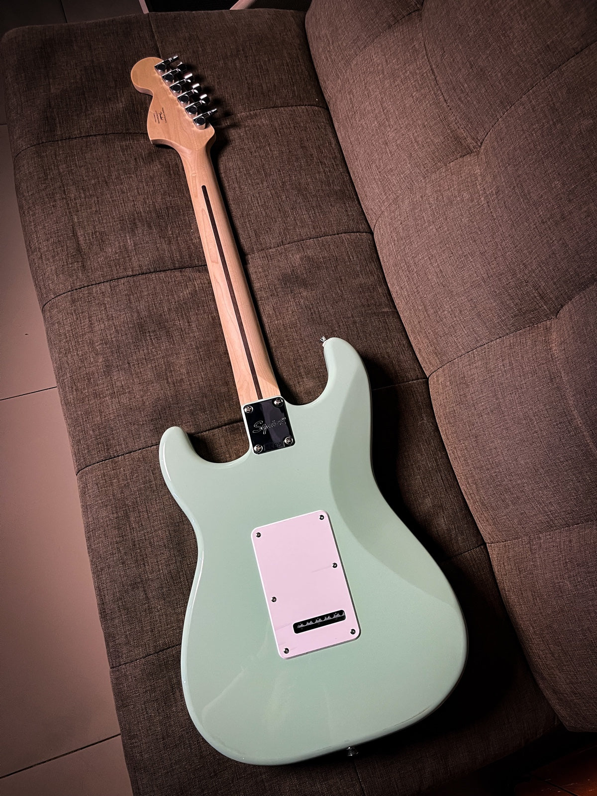 Squier FSR Affinity Series Stratocaster Guitar w/White Pearloid Pickguard,Laurel FB, Surf