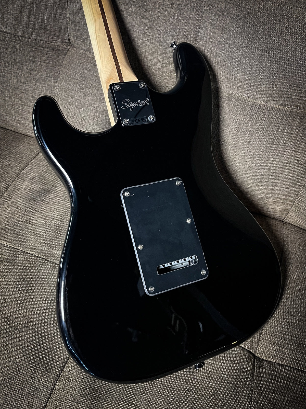 Squier FSR Affinity Series Stratocaster Electric Guitar w/Black Pearloid Pickguard, Laurel FB, Black