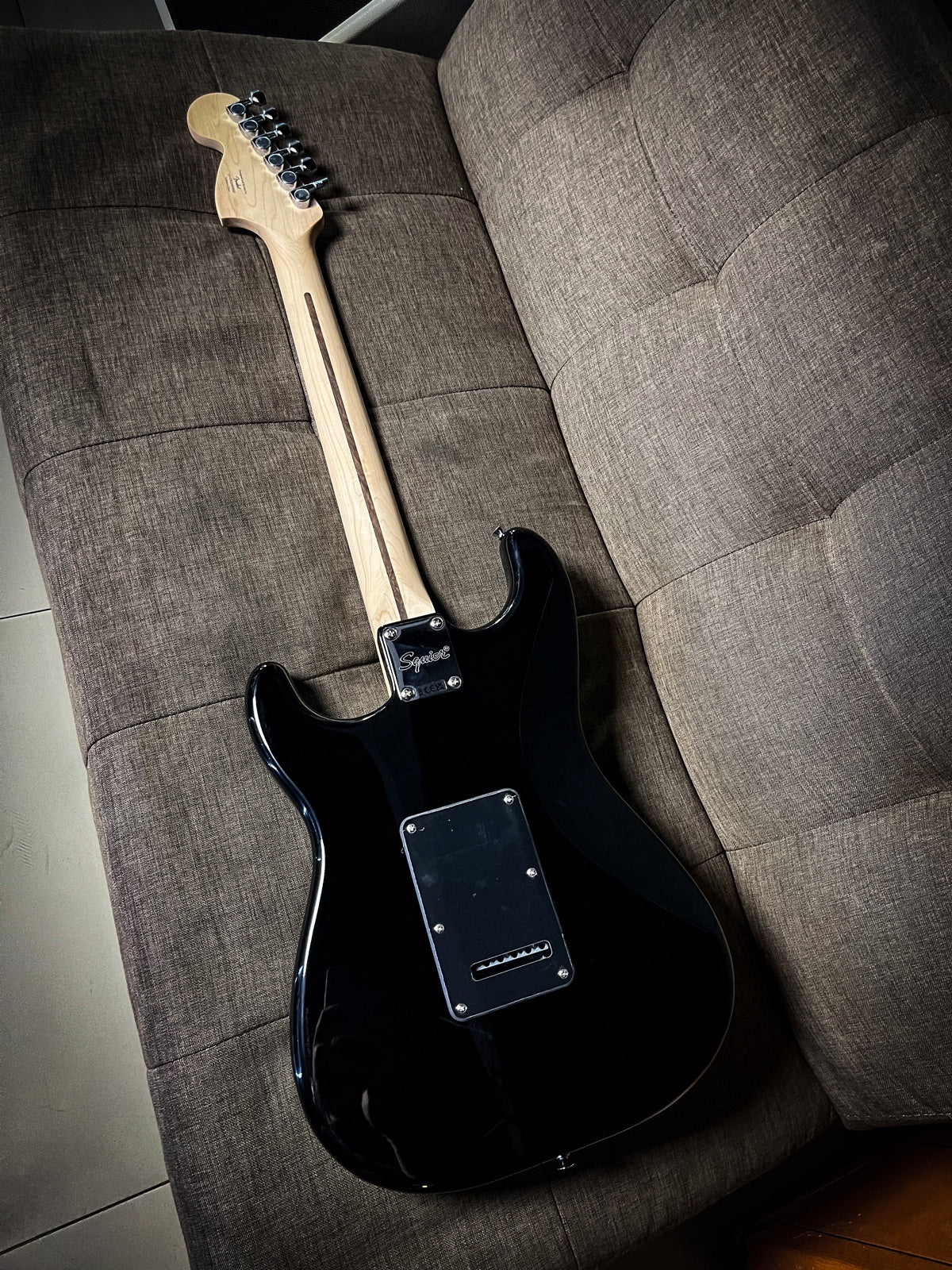 Squier FSR Affinity Series Stratocaster Electric Guitar w/Black Pearloid Pickguard, Laurel FB, Black