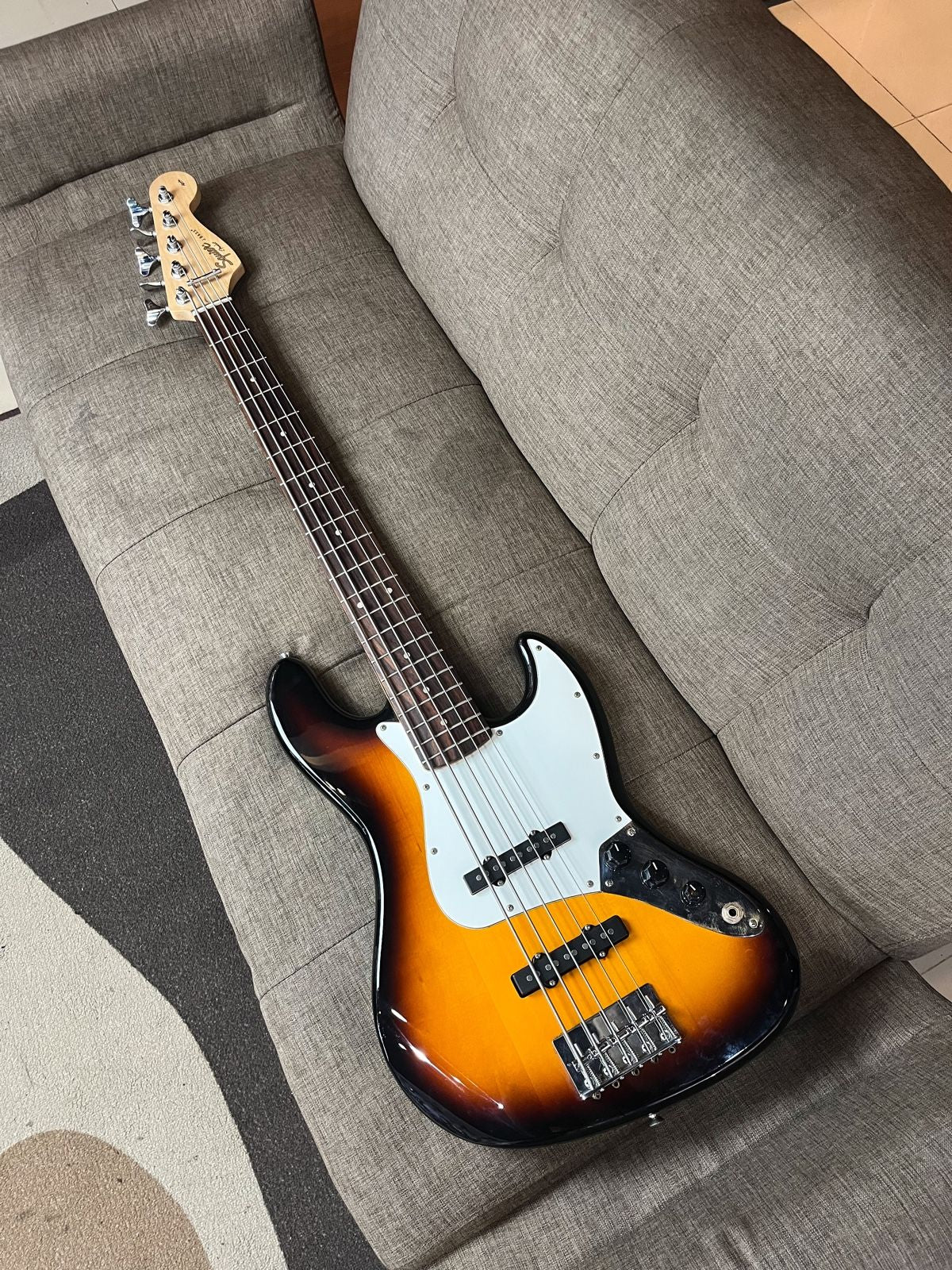 Squier Affinity Jazz Bass 5 String
