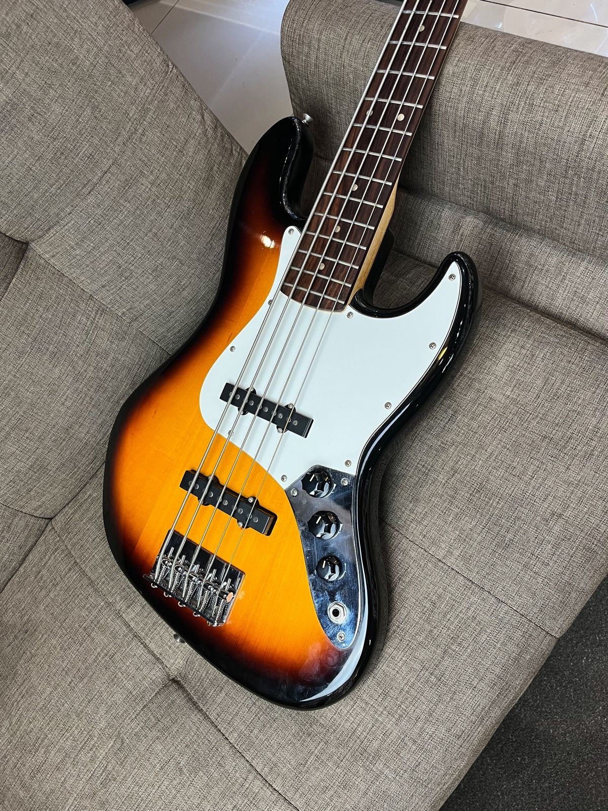 Squier Affinity Jazz Bass 5 String