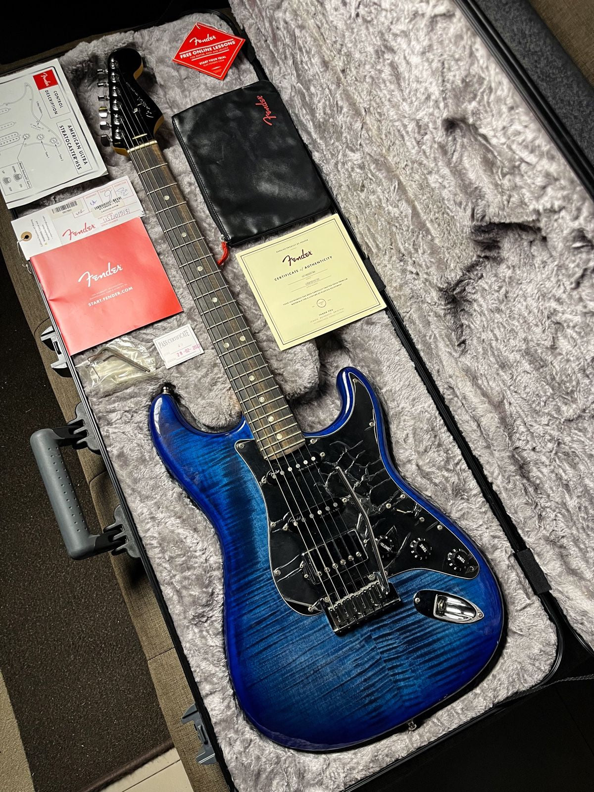 Fender Limited Edition American Ultra Stratocaster HSS Flame Maple Top Denim Burst