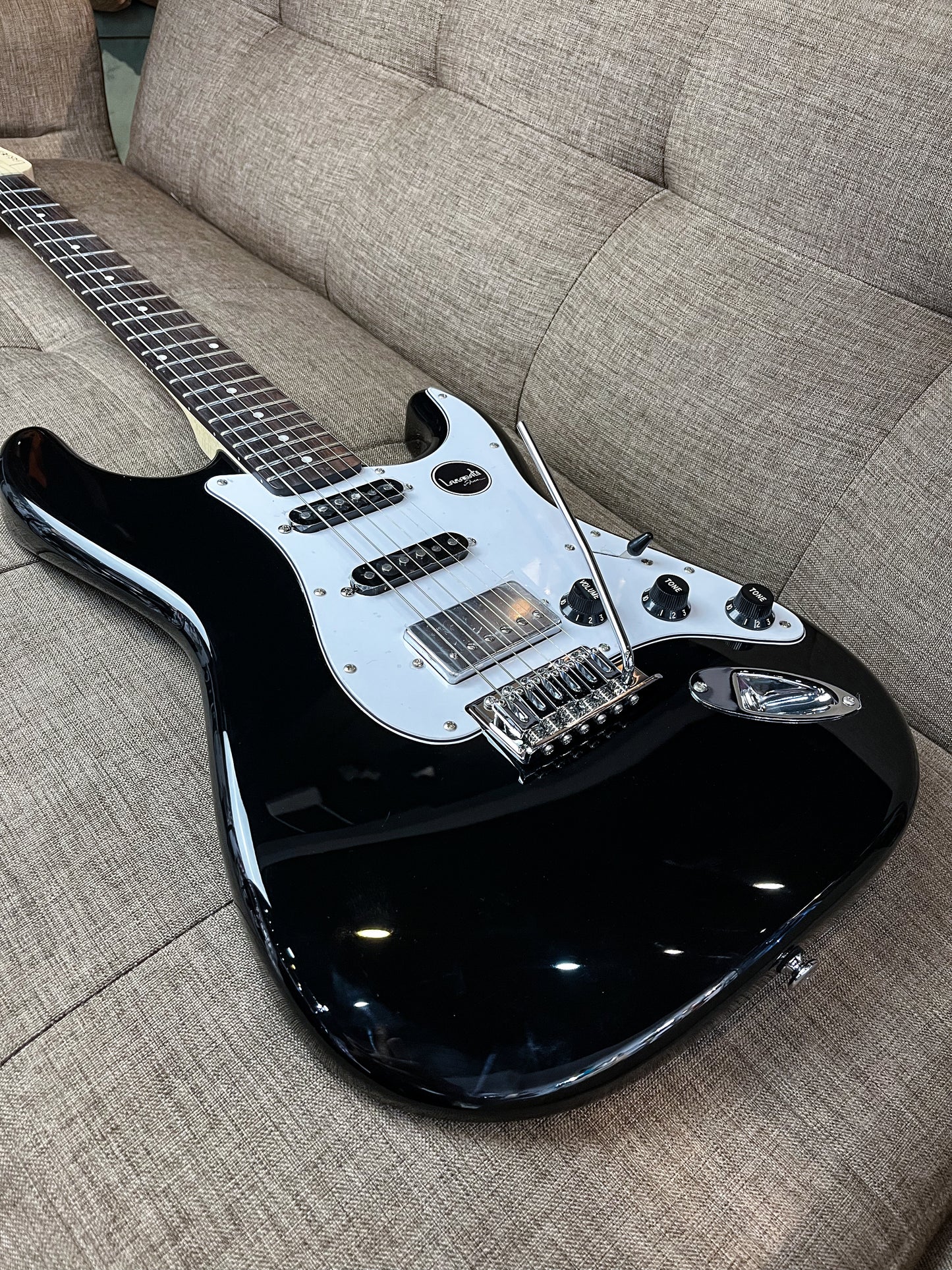 Larasati ST HSS - Black Gloss