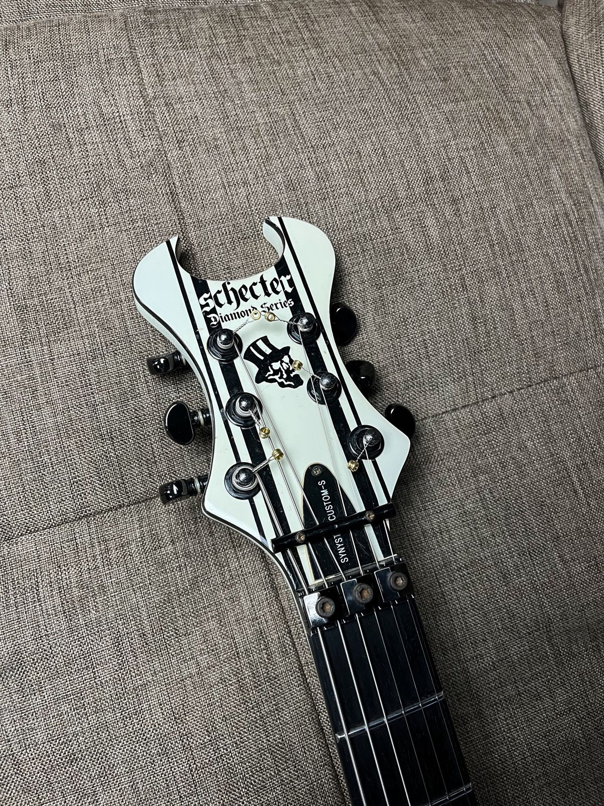 Schecter Diamond Series Synyster Gates Custom-S Sustainiac pickup