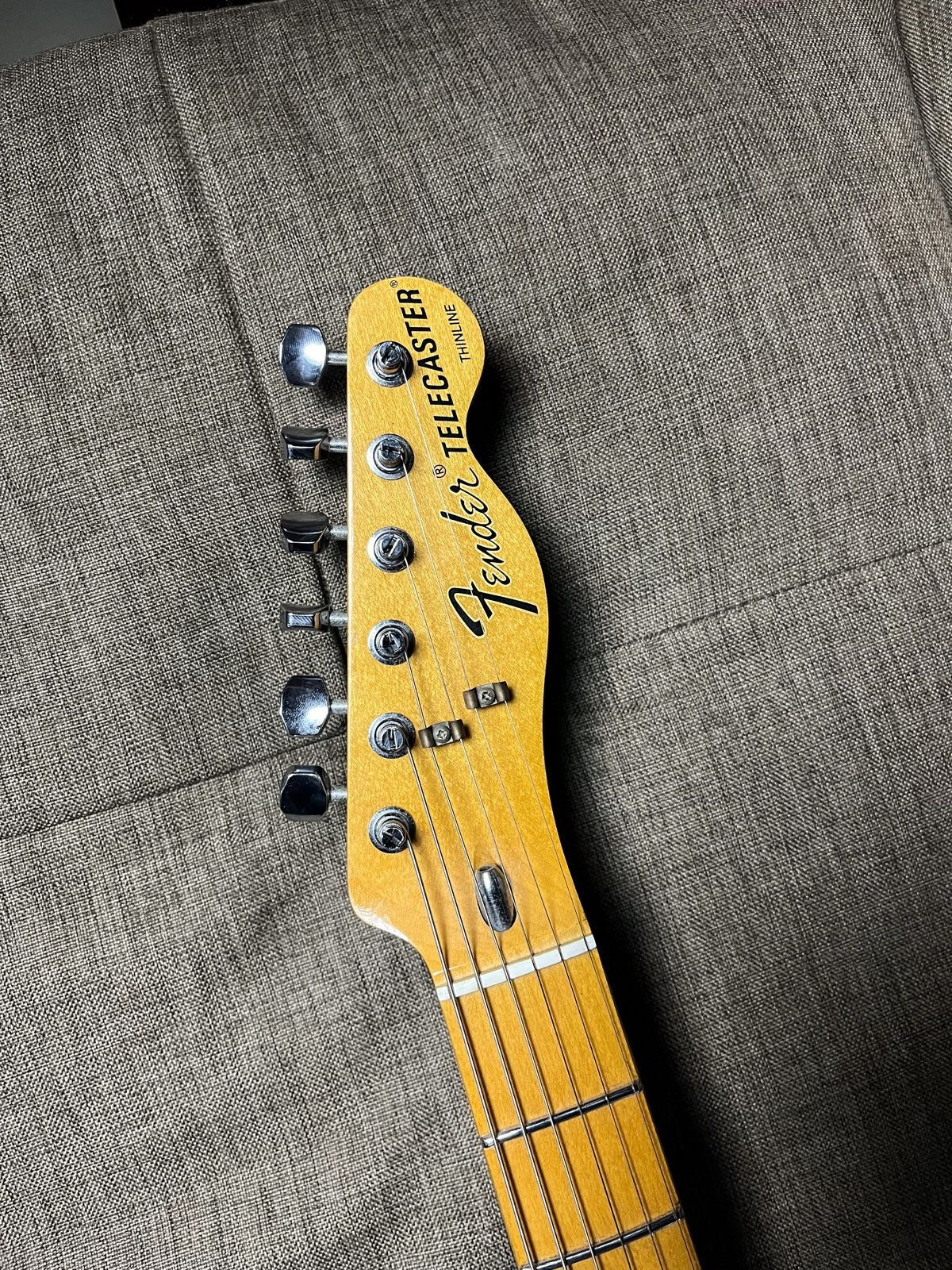 Fender Limited Edition Vintera 70s Telecaster Thinline in Shell Pink
