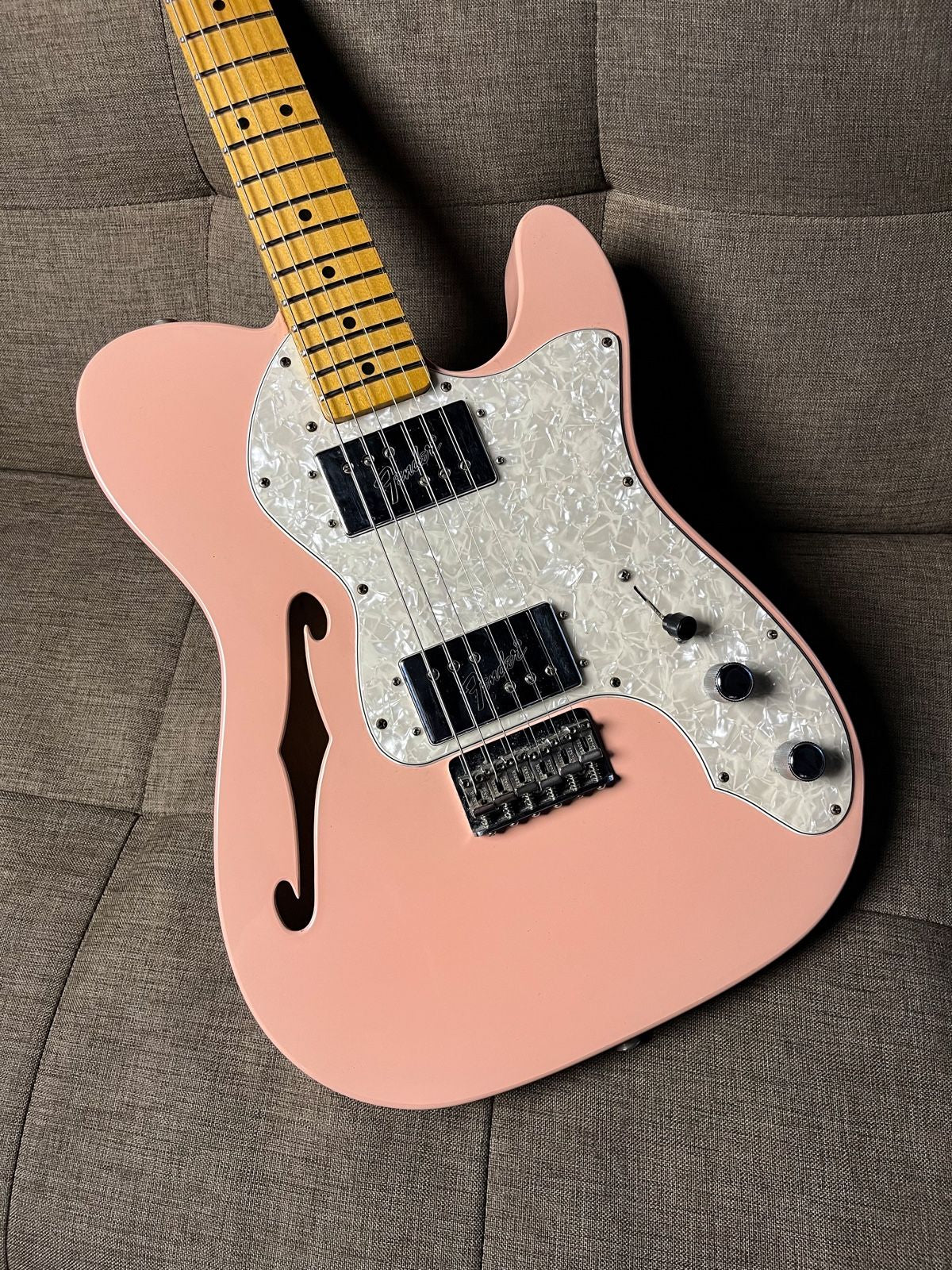 Fender Limited Edition Vintera 70s Telecaster Thinline in Shell Pink