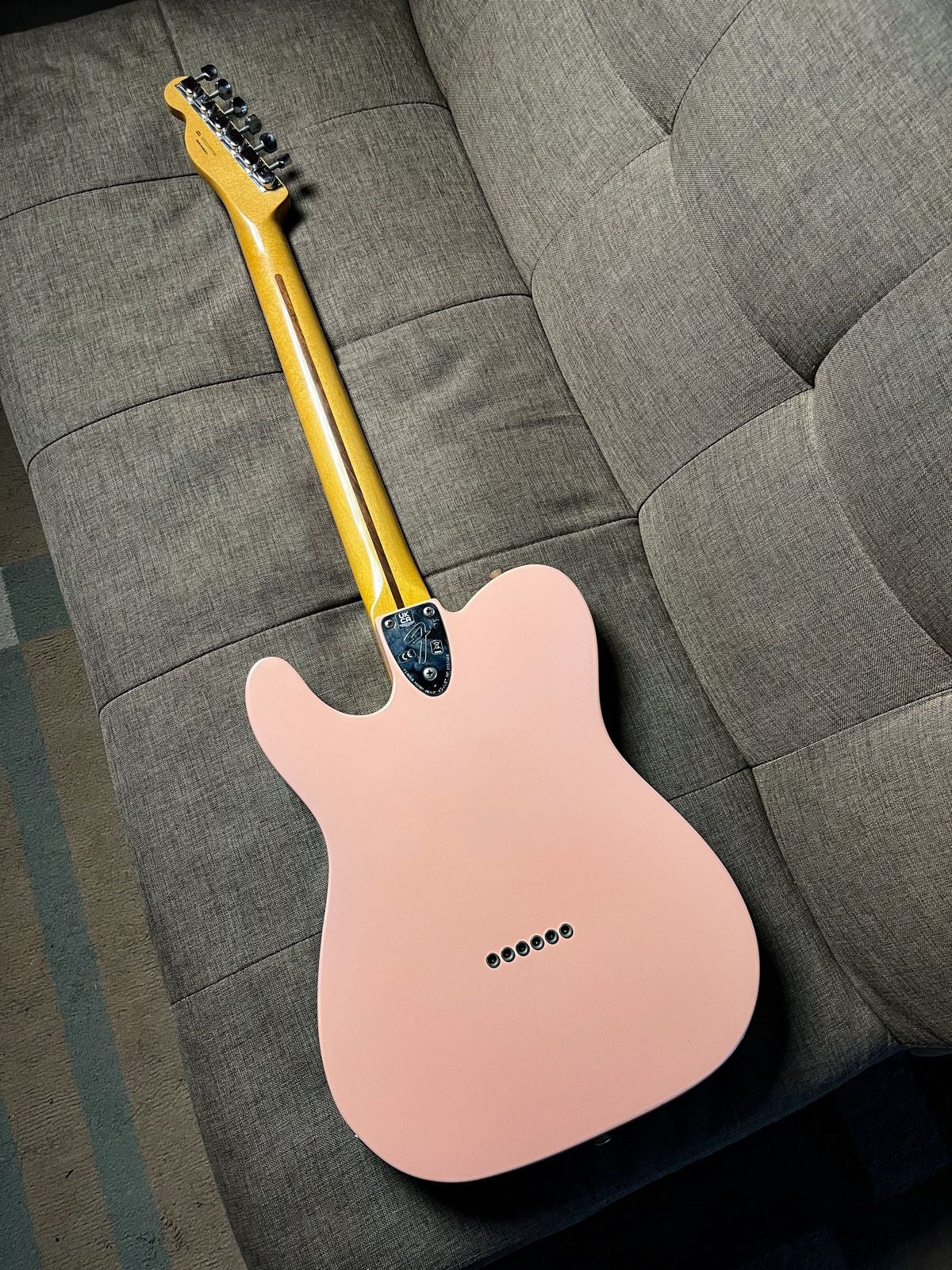 Fender Limited Edition Vintera 70s Telecaster Thinline in Shell Pink