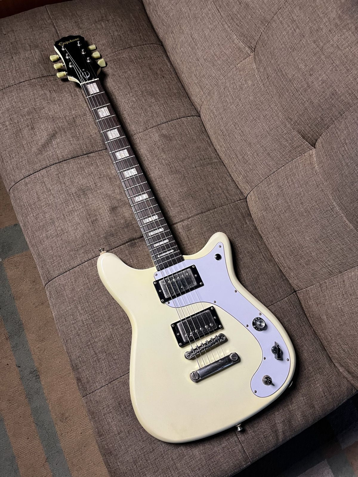 Epiphone Wilshire Phant-O-Matic in Antique Ivory
