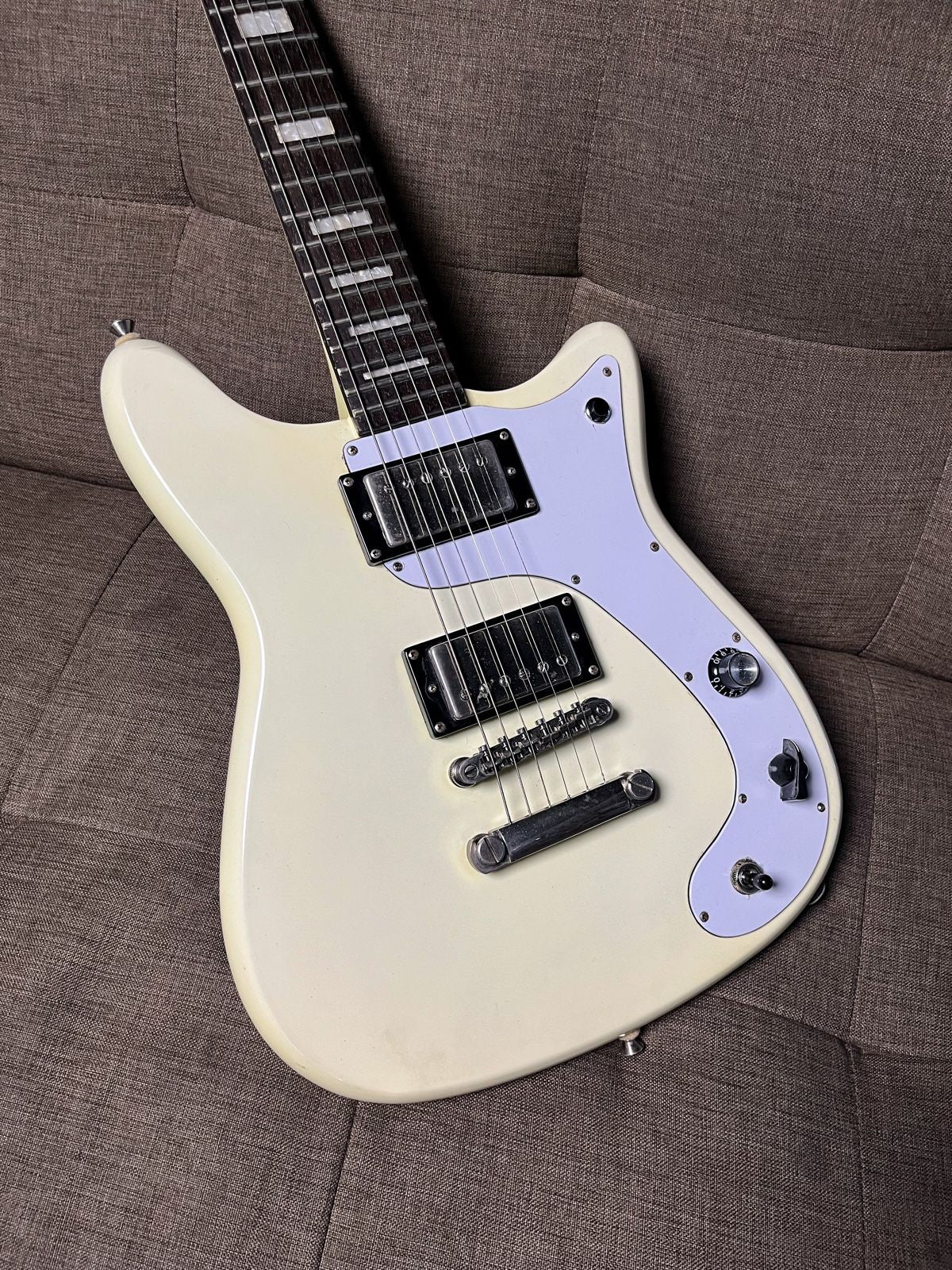 Epiphone Wilshire Phant-O-Matic in Antique Ivory