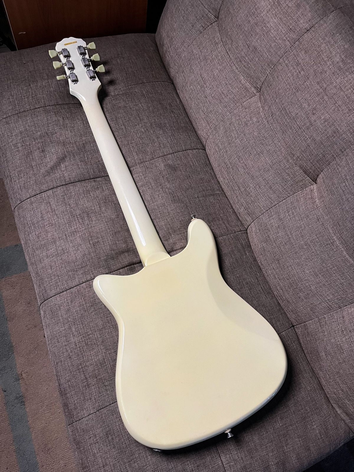 Epiphone Wilshire Phant-O-Matic in Antique Ivory