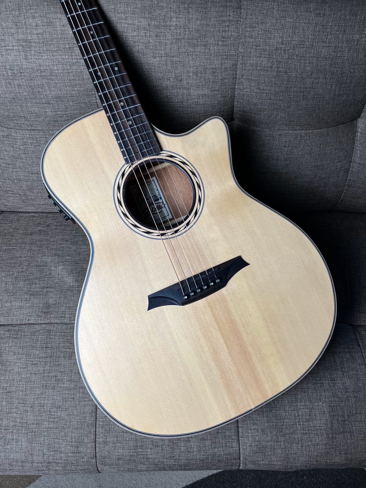 Bromo Auditorium Guitar BAT2CE