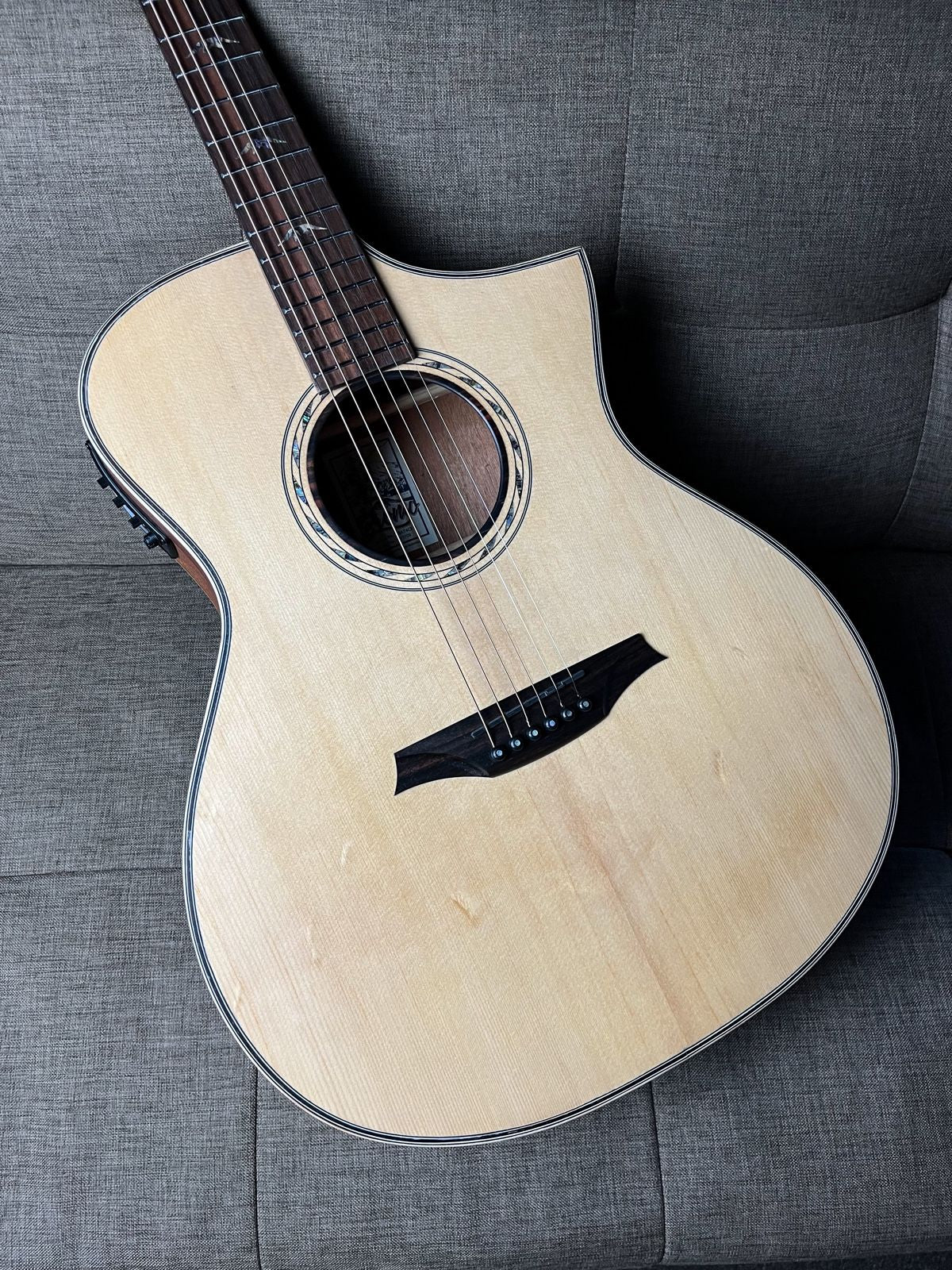 Bromo Auditorium Guitar BAT4CE