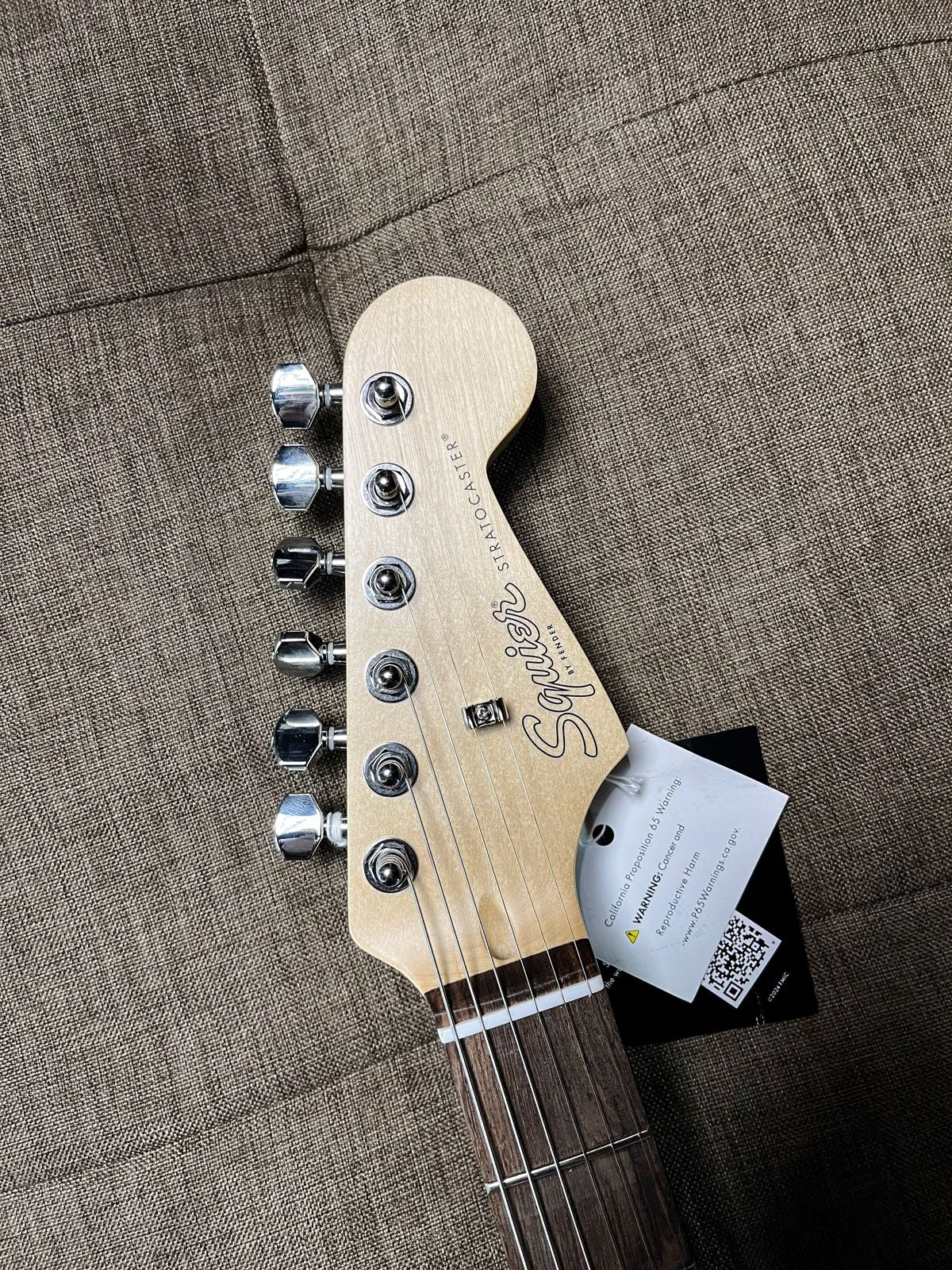 SQUIER DEBUT SERIES STRATOCASTER HSS ELECTRIC GUITAR, LAUREL FB, DAKOTA RE