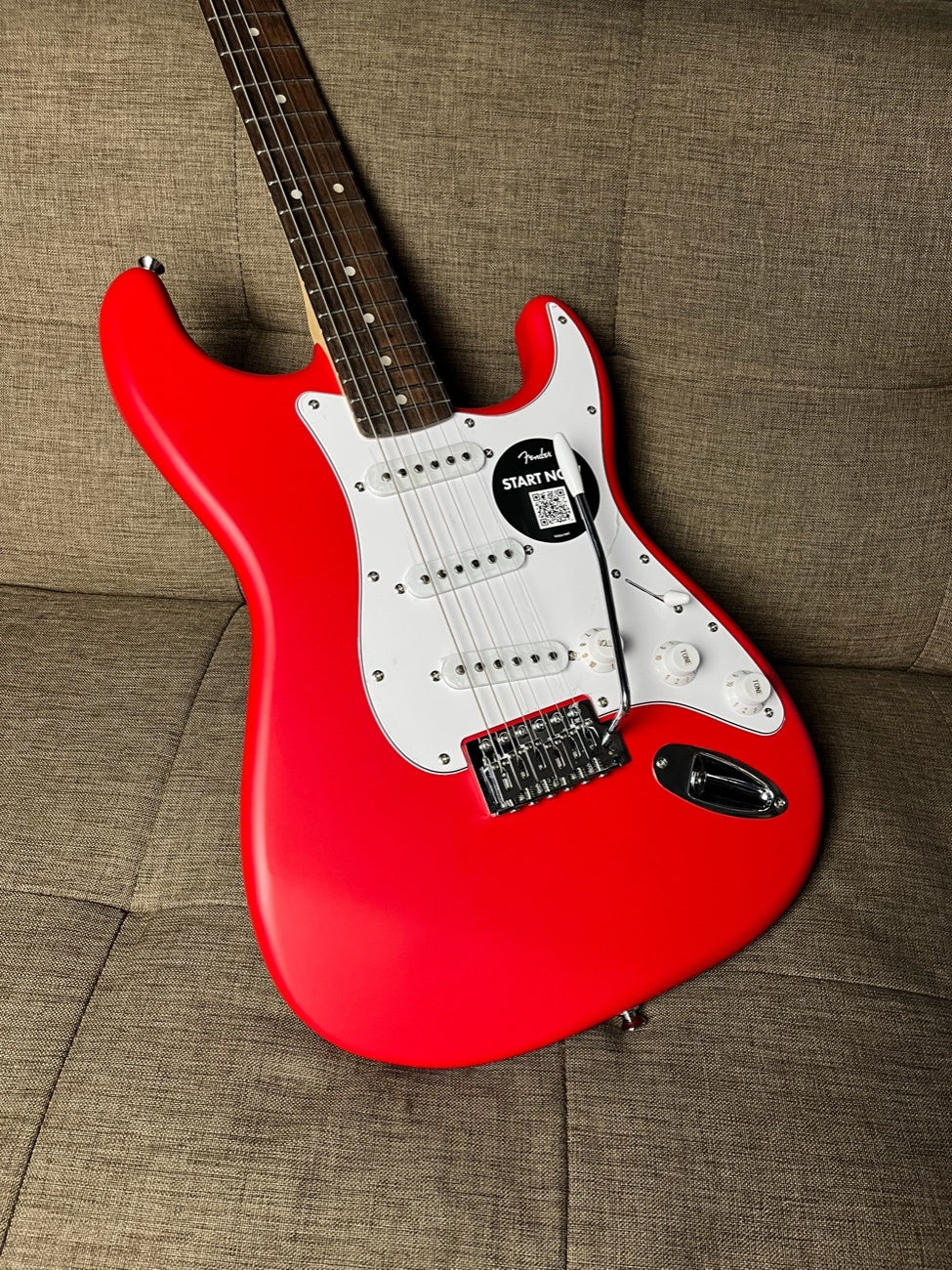 SQUIER DEBUT SERIES STRATOCASTER LAUREL FB TORINO RED