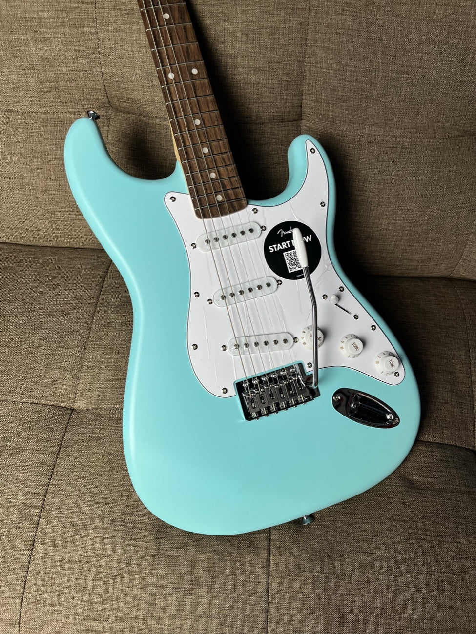 SQUIER DEBUT SERIES STRATOCASTER LAUREL FB DAPHNE BLUE