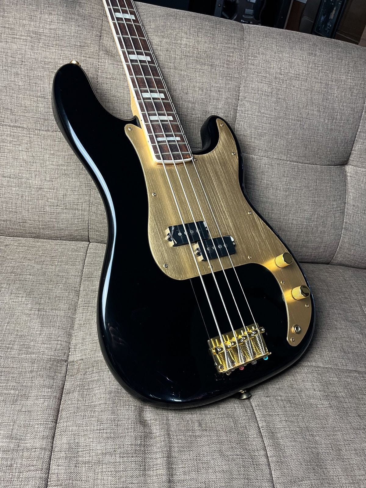 Squier precision bass 40th anniversary gold edition