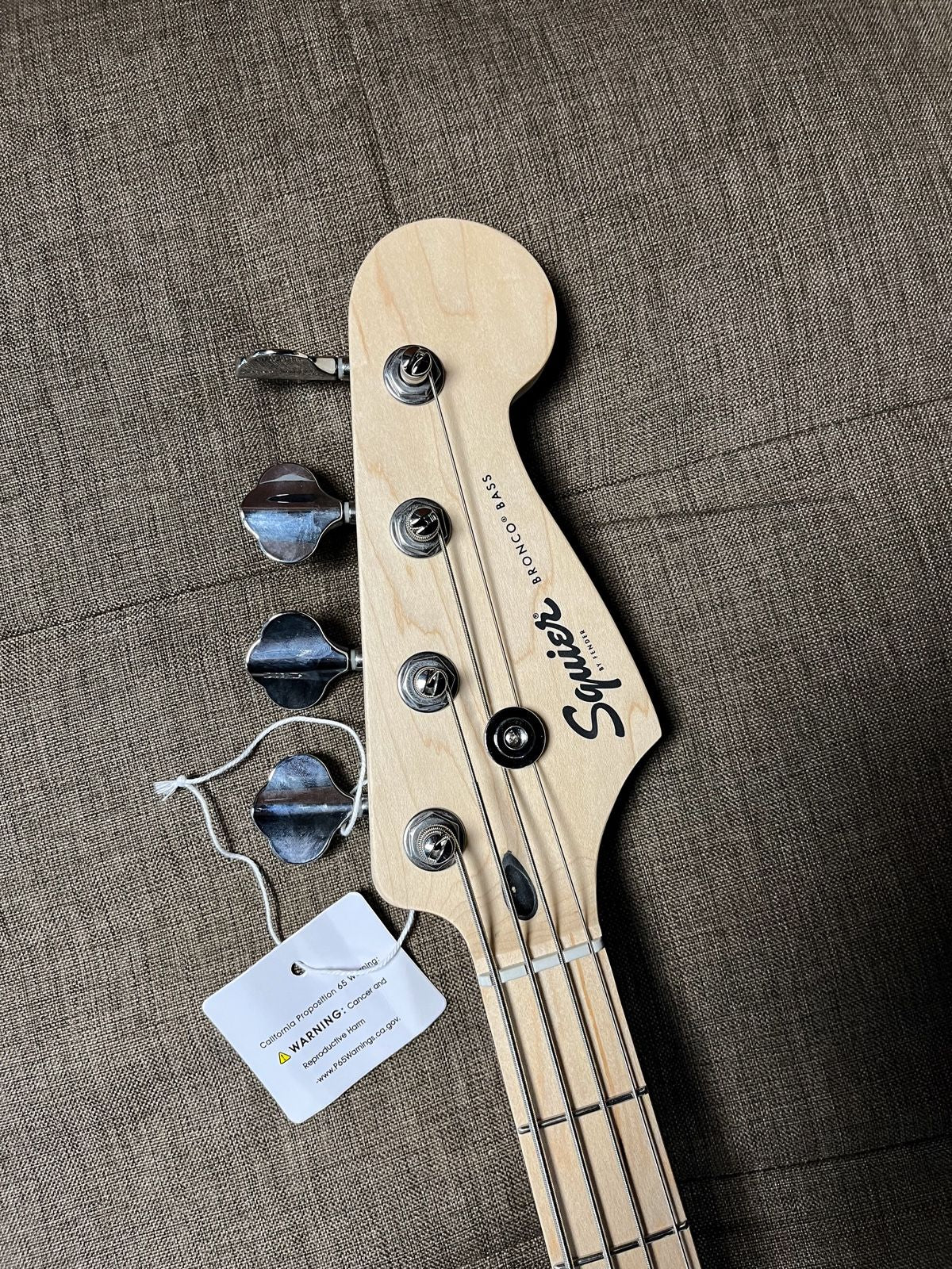 Squier FSR Sonic Bronco Bass Guitar, Maple FB, Shell Pink