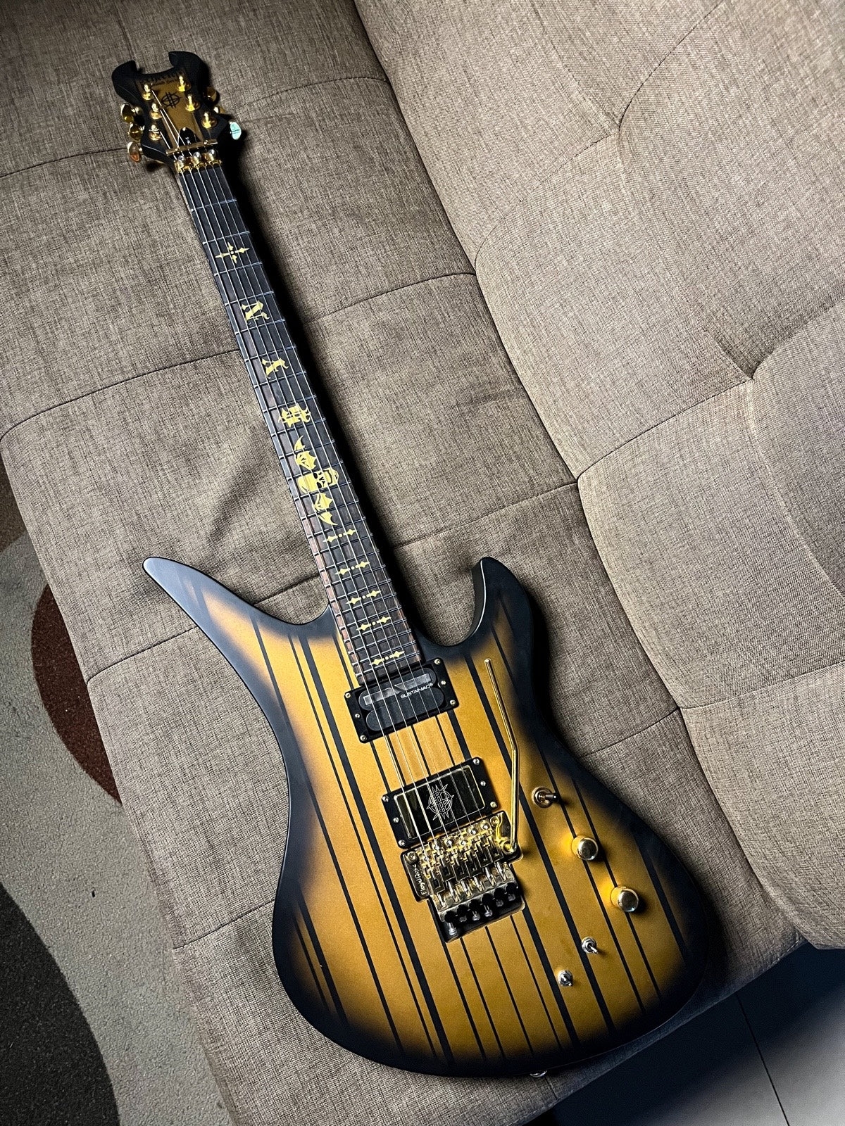 Schecter synyster gates custom s gold burst