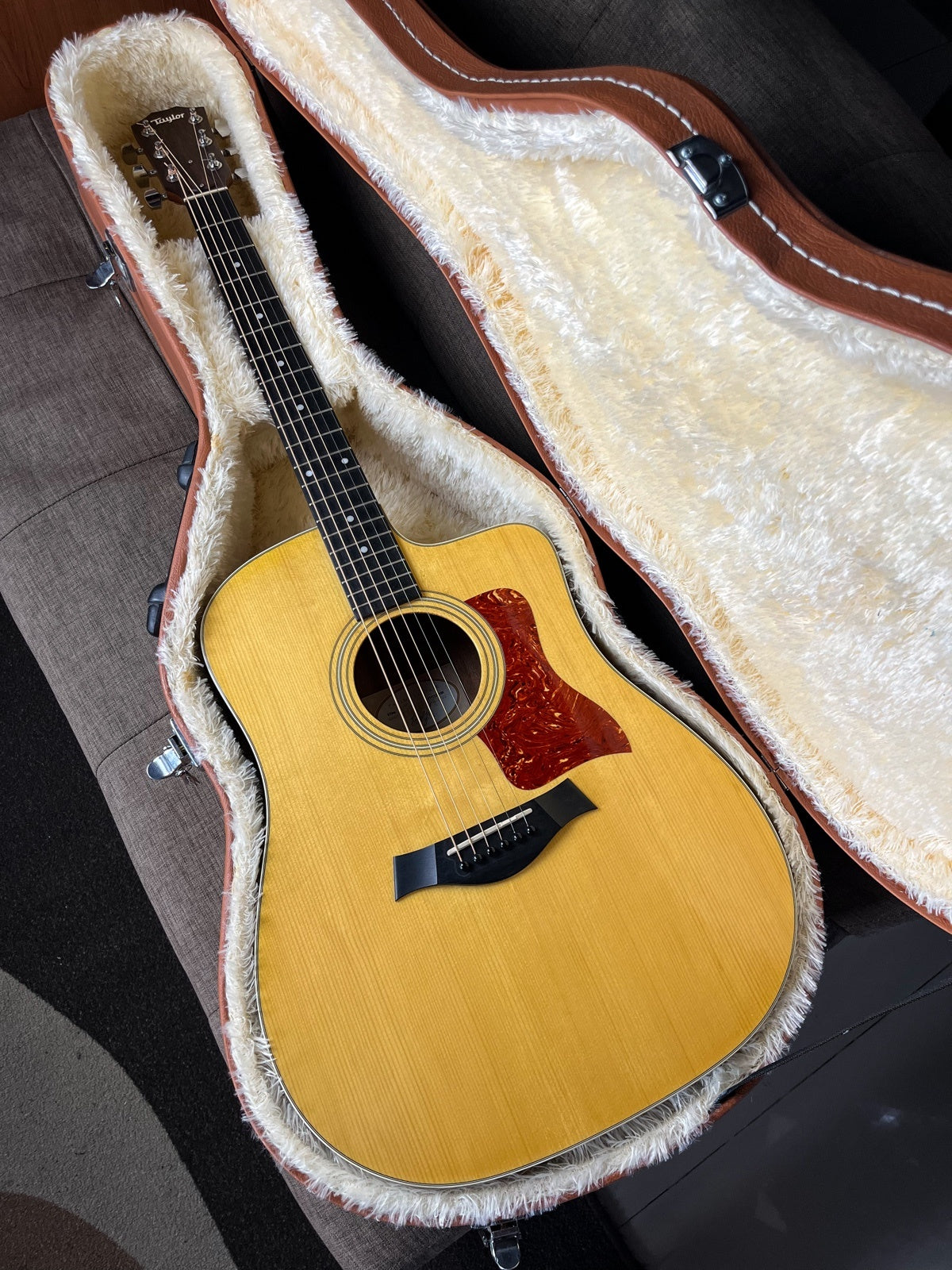 Taylor 210ce