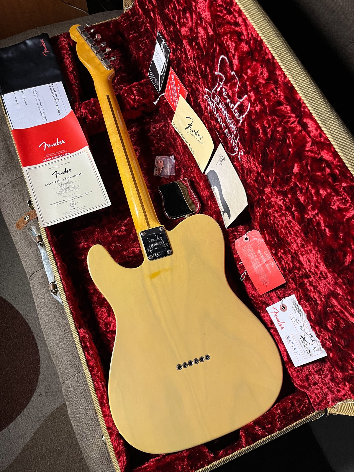 Fender 70th Anniversary Broadcaster Telecaster Blackguard Blonde